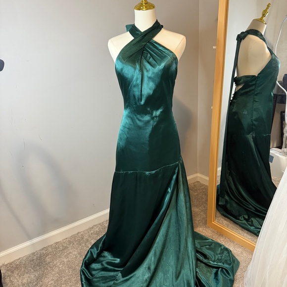 Dresses & Skirts - Elegant Green Halter Neck Evening Gown